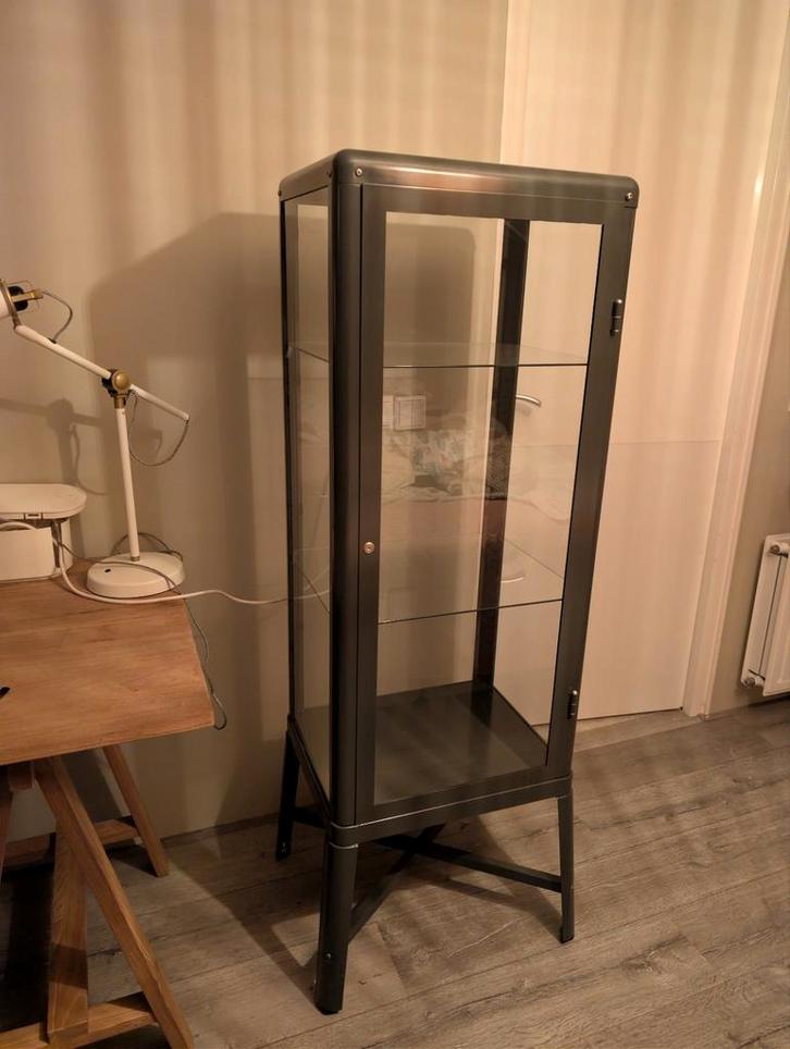 IKEA FABRIKÖR Vitrinekast Antraciet - Smal Model, Huis en Inrichting, Kasten | Vitrinekasten, Gebruikt, 100 tot 150 cm, 50 tot 100 cm
