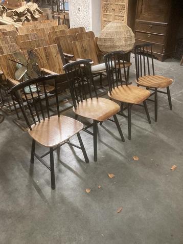 4 Oude Scandinavische Spijlenstoelen afkomstig uit Zweden beschikbaar voor biedingen