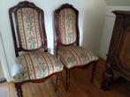 Klassieke stoelen met geborduurde zitting, Ophalen