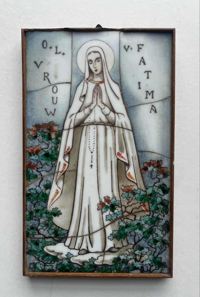 O.L. Vrouw van Fatima op opaline glas in houten frame, Ophalen of Verzenden
