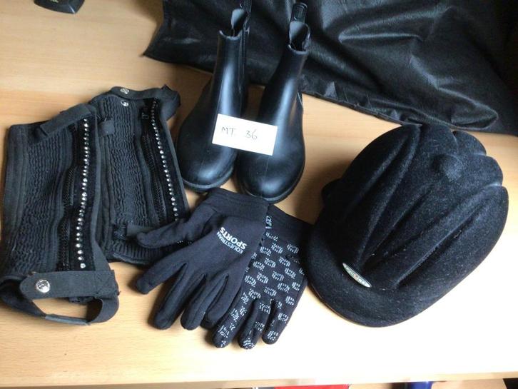 Paardrijset Junior. Cap - Chaps - Handschoenen - Jodhpurs., Dieren en Toebehoren, Paardrijkleding, Zo goed als nieuw, Kinderen