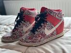 Nike Dunk Sky Hi Print (2012) - Maat 40, Kleding | Dames, Schoenen, Ophalen of Verzenden, Gedragen, Rood, Sneakers of Gympen