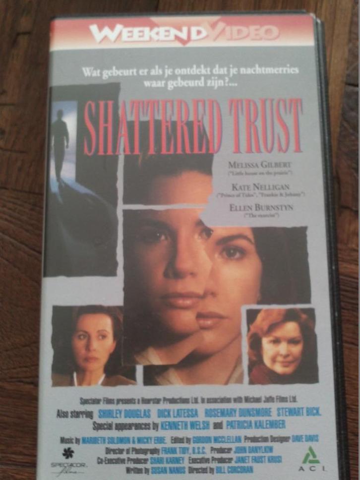 Video VHS Film Shattered Trust ( Jola ), Cd's en Dvd's, VHS | Film, Zo goed als nieuw, Filmhuis, Alle leeftijden, Verzenden
