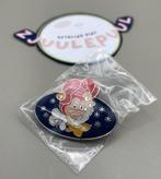 Efteling pin wijzende pardoes, Verzamelen, Efteling, Zo goed als nieuw, Efteling, Efteling, Button of Speldje