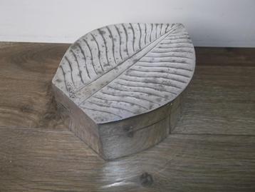 Zilverkleurig Metaal Blad Doosje beschikbaar voor biedingen