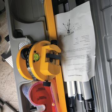 Een laser met waterpas inclusief statief en veiligheidsbril  beschikbaar voor biedingen