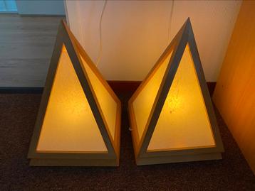 Te koop 2 gave piramide lampen beschikbaar voor biedingen
