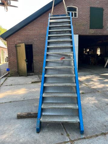 Stalen trap 3.14 meter hoog 15 treden met leuning 92 cm br.  beschikbaar voor biedingen