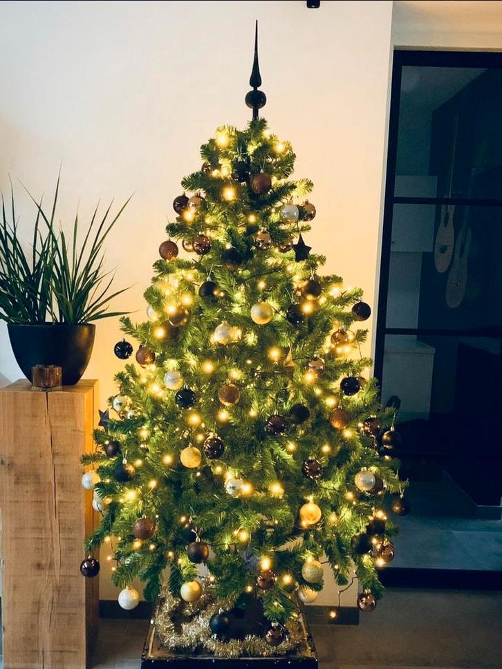 Mooie kunstkerstboom van Intratuin (Calgary) 180cm, Huis en Inrichting, Woonaccessoires | Kunstplanten en Kunstbloemen, Zo goed als nieuw