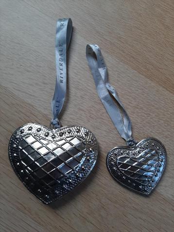 Twee Riverdale metalen hartjes, ongelijke grootte, setje beschikbaar voor biedingen
