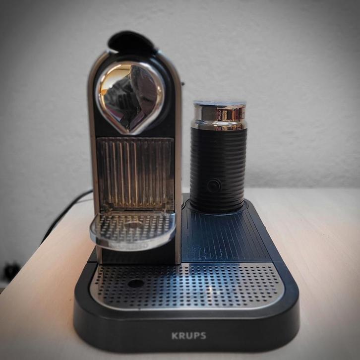 Krups Nespresso Apparaat met Melkopschuimer, Witgoed en Apparatuur, Koffiezetapparaten, Gebruikt, Koffiebonen, Espresso apparaat