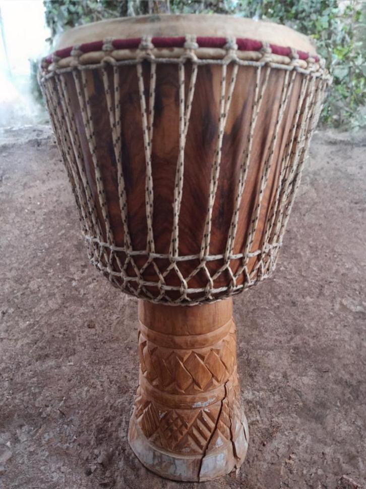 Djembe - Sierra Leone hand gemaakt door speler., Muziek en Instrumenten, Percussie, Gebruikt, Trommel, Ophalen of Verzenden