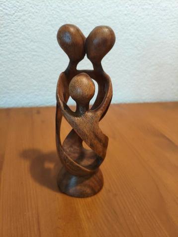 Mooi Houten Familie Beeld beschikbaar voor biedingen
