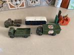 5 Dinky toys (3 legertrucks, ern bus en een vorkheftruck), Ophalen of Verzenden