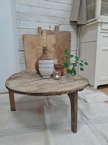 Oud Roemeense salontafel  beschikbaar voor biedingen