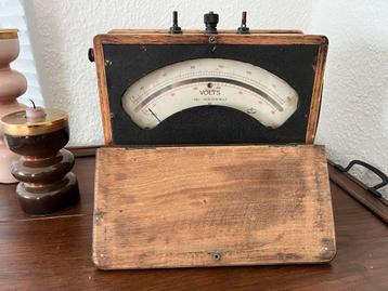 Antieke voltmeter volledig intact beschikbaar voor biedingen