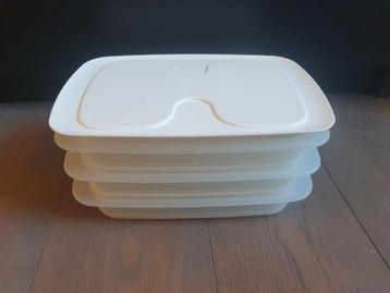 Tupperware vleeswaren schalen beschikbaar voor biedingen