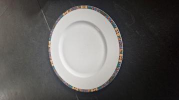 Kahla servies met decoratieve, kleurige rand. beschikbaar voor biedingen