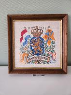 Ingelijst borduurwerk koningshuis - 30 April 1980, Verzamelen, Ophalen of Verzenden, Gebruikt, Nederland, Overige typen