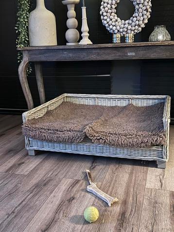 Grote hondenmand. Stevig kunstriet. Vergrijsd beige beschikbaar voor biedingen