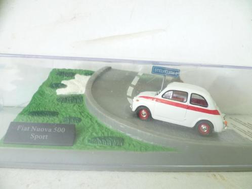 Fiat Nuova 500 Sport met Diorama 1:43 modelauto., Hobby en Vrije tijd, Modelauto's | 1:43, Nieuw, Auto, Overige merken, Ophalen of Verzenden