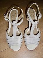 Clarks schoenen sleehak sandalen maat 6 / 39, Wit, Zo goed als nieuw, Clarks, Sandalen of Muiltjes