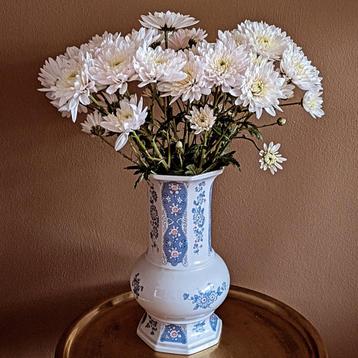 Oude oosterse porseleinen vaas met prachtige motieven beschikbaar voor biedingen