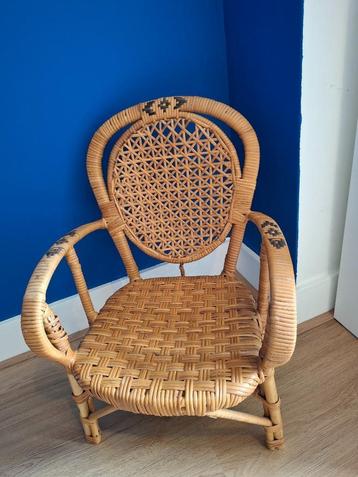 Rotan kinderstoeltje beschikbaar voor biedingen