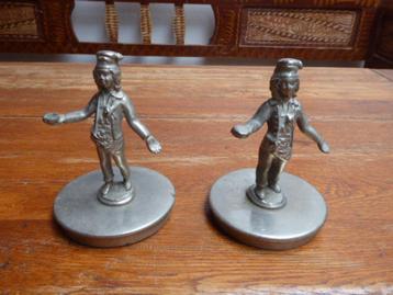 2 antieke metalen beeldjes beschikbaar voor biedingen