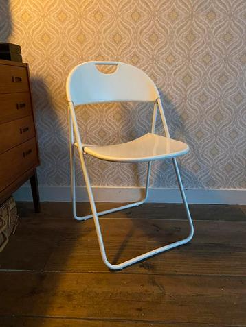 Vintage design metalen klapstoel beschikbaar voor biedingen