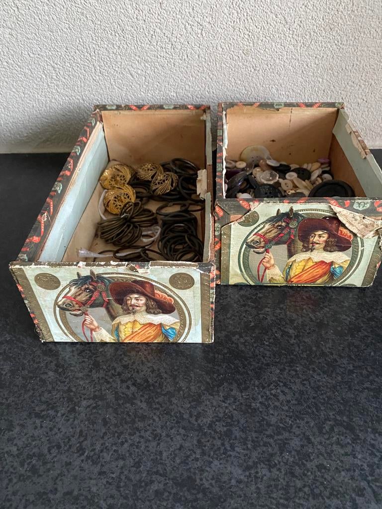 Oude sigarendozen met oude knoopjes en ringen, Ophalen of Verzenden, Gebruikt