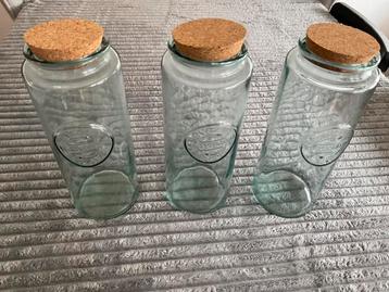Glazen pot met deksel beschikbaar voor biedingen