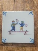 Te koop antieke Delfsblauwe tegel van 2 man bij Makkum, Antiek en Kunst, Ophalen of Verzenden