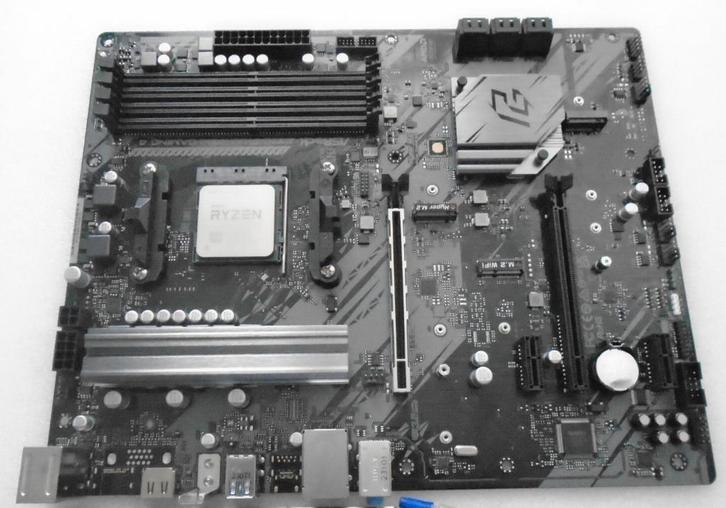 ASRock B550 Phantom Gaming 4 AM4 Moederbord, Computers en Software, Moederborden, Zo goed als nieuw, AMD, DDR4, Ophalen