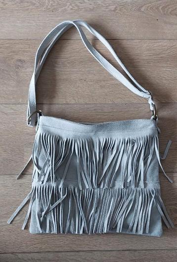 Nieuwe leren (suede) damestas met franjes beschikbaar voor biedingen