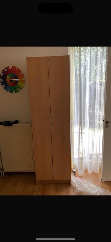 Hoge smalle kast met slot beschikbaar voor biedingen