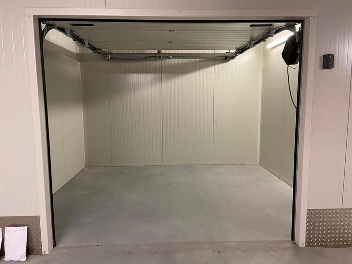 Te Huur: overdekte garagebox in oosterhout, Huizen en Kamers, Garages en Parkeerplaatsen