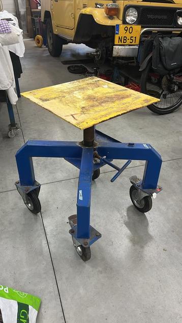 Beeldhouwbok / Werktafel op Wielen beschikbaar voor biedingen