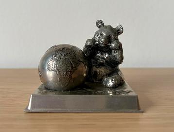 Vintag tinnen beeldje van een Panda en wereldbol van WWF beschikbaar voor biedingen
