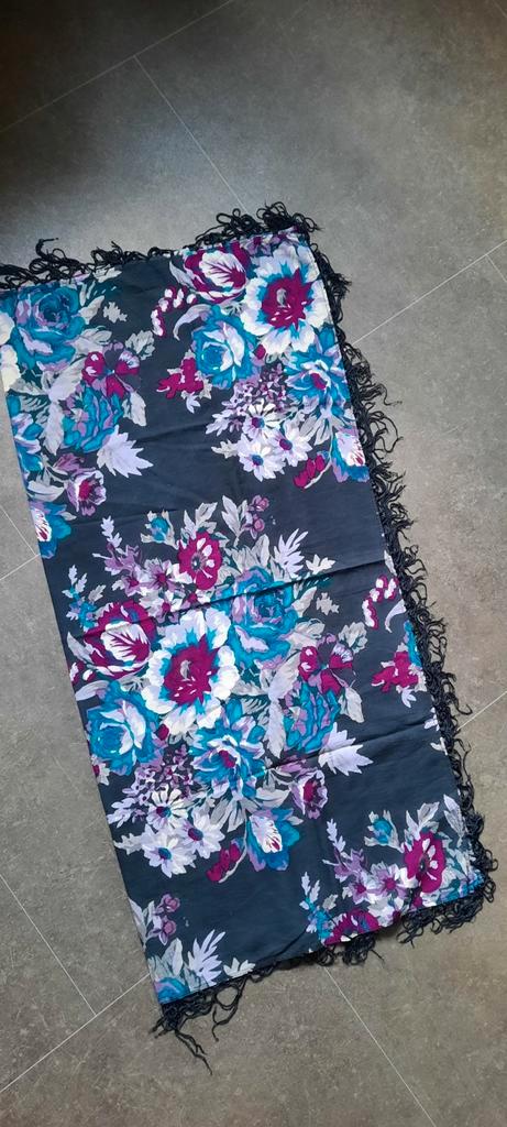 Sjaaltje zwart met bloemen print en franjes 90 x 90 cm., Kleding | Dames, Mutsen, Sjaals en Handschoenen, Gedragen, Sjaal, Ophalen of Verzenden