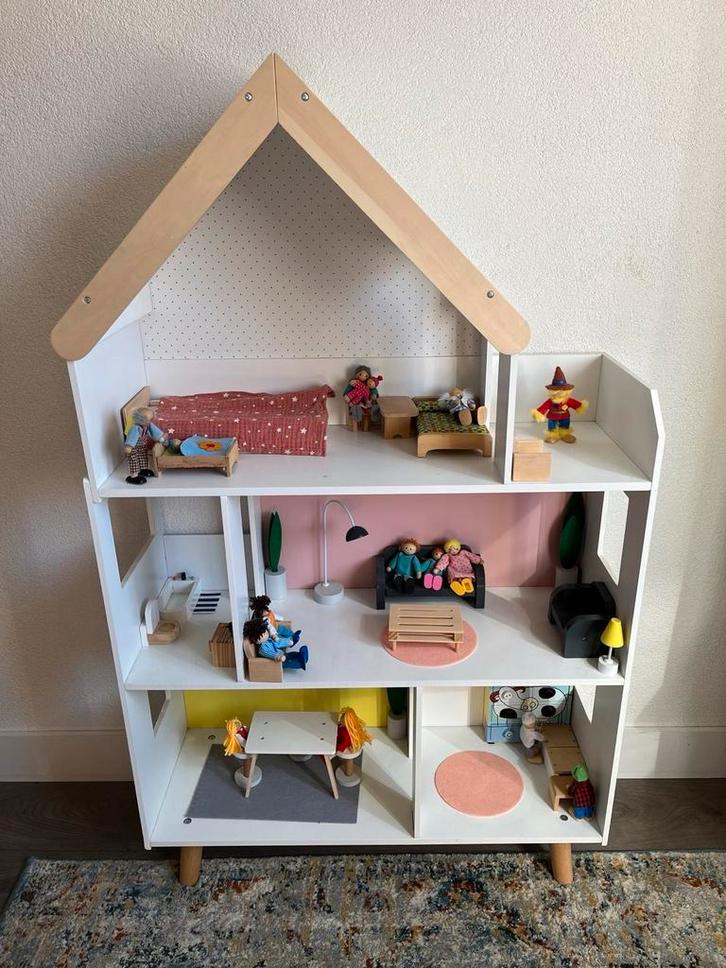 Leuk groot houten poppenhuis/ barbiehuis met meubels!, Kinderen en Baby's, Speelgoed | Poppenhuizen, Zo goed als nieuw, Poppenhuis