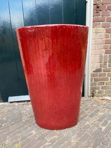 Grote hoge bloempot beschikbaar voor biedingen