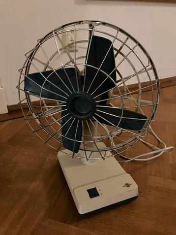 Vintage tafelventilator beschikbaar voor biedingen