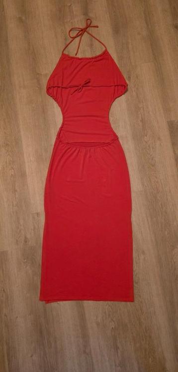 beautiful red holiday dress BERSHKA (10 euro) beschikbaar voor biedingen