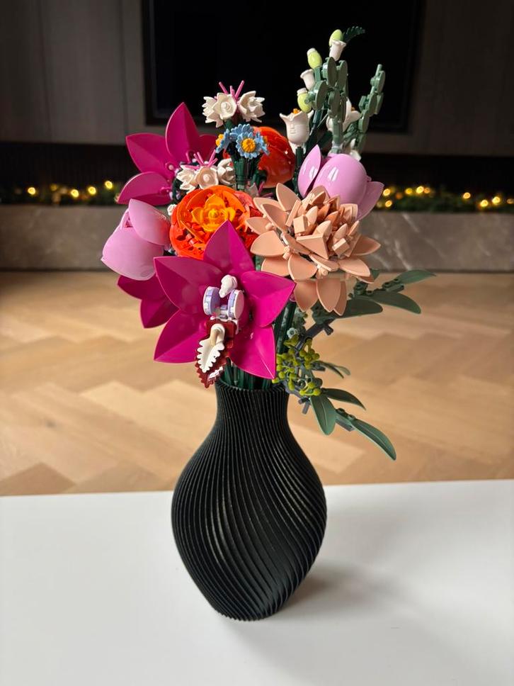 Groene glitter twisted ribbel vaas (o.a. voor LEGO bloemen), Huis en Inrichting, Woonaccessoires | Vazen, Nieuw, Groen, Minder dan 50 cm