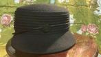 Zwart hoedje met leuke decoratie, Ophalen of Verzenden, Hoed, Zo goed als nieuw