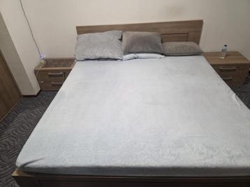Tweepersoonsbed 200x180 met nachtkastjes