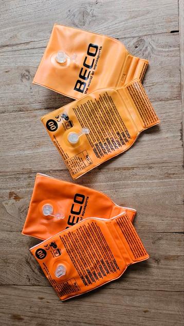 2 setjes zwembandjes voor kinderen beschikbaar voor biedingen