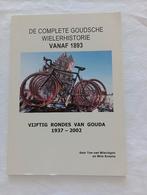 DE COMPLETE GOUDSCHE WIELERHISTORIE VANAF 1893 Rondes, Ophalen of Verzenden, Zo goed als nieuw, Diverse auteurs, Lopen en Fietsen
