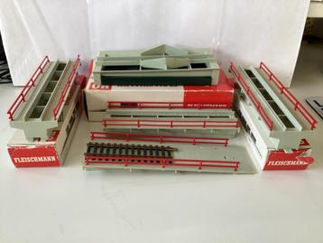 Fleischmann 6482 en 2 x 6483 laad en los platforminstallatie beschikbaar voor biedingen